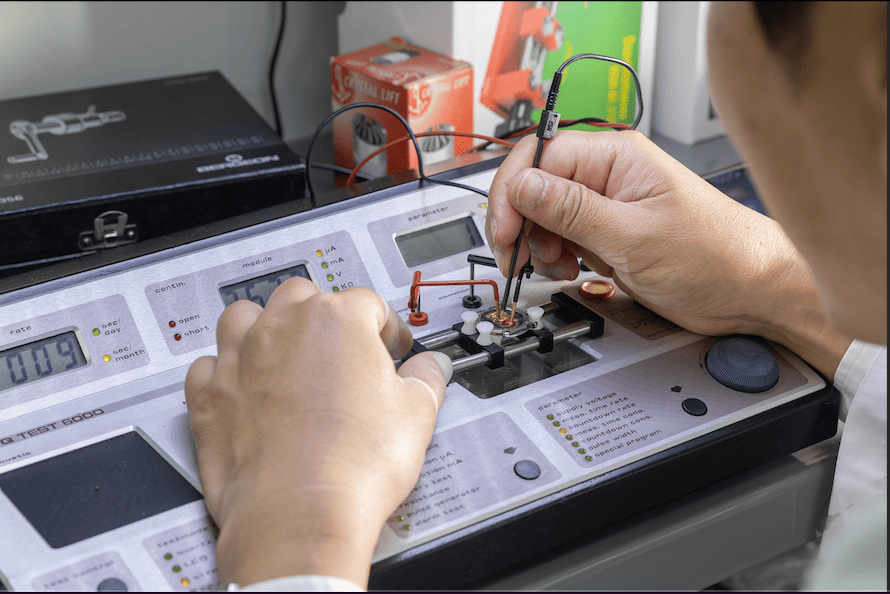 時計を修理している様子