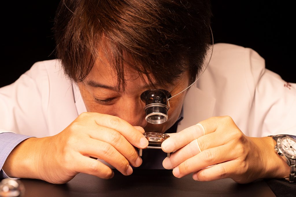 藤本講師が修理している様子