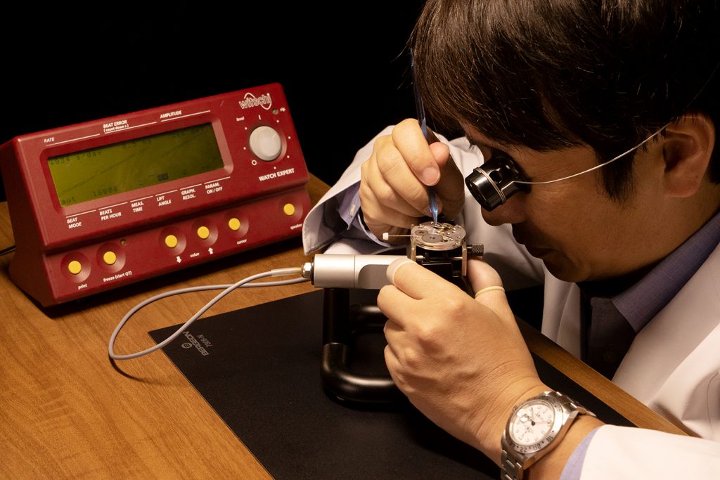 時計修理をしている様子