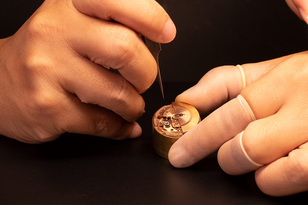 時計修理している様子