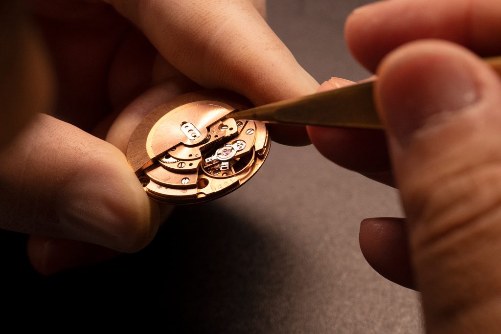 ムーブメントを触っている様子