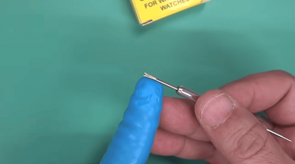 バネ棒外しのY部分を注目