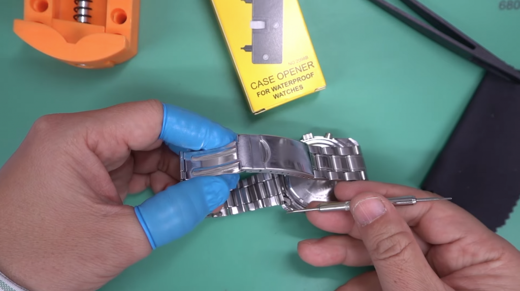 時計のベルトを外す