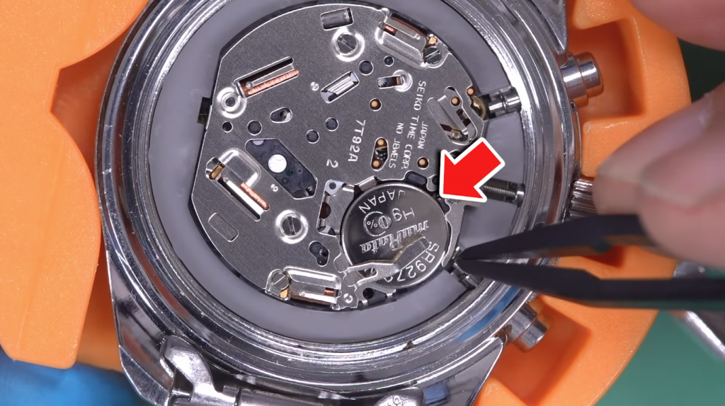 時計の型番を確認している図