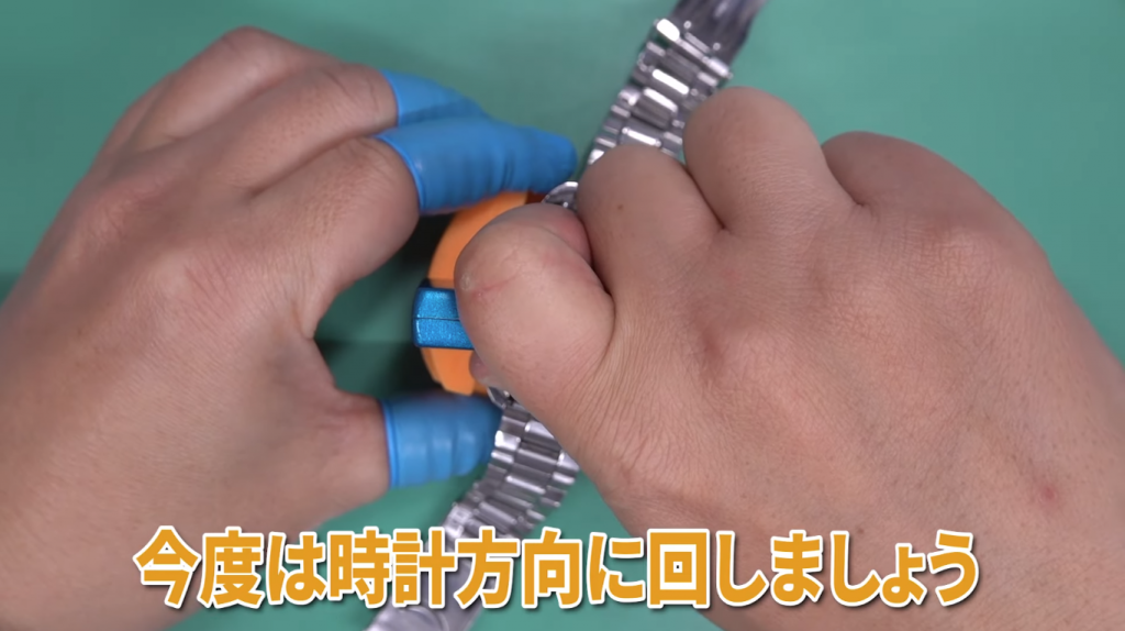 工具を使って裏蓋を占めている様子