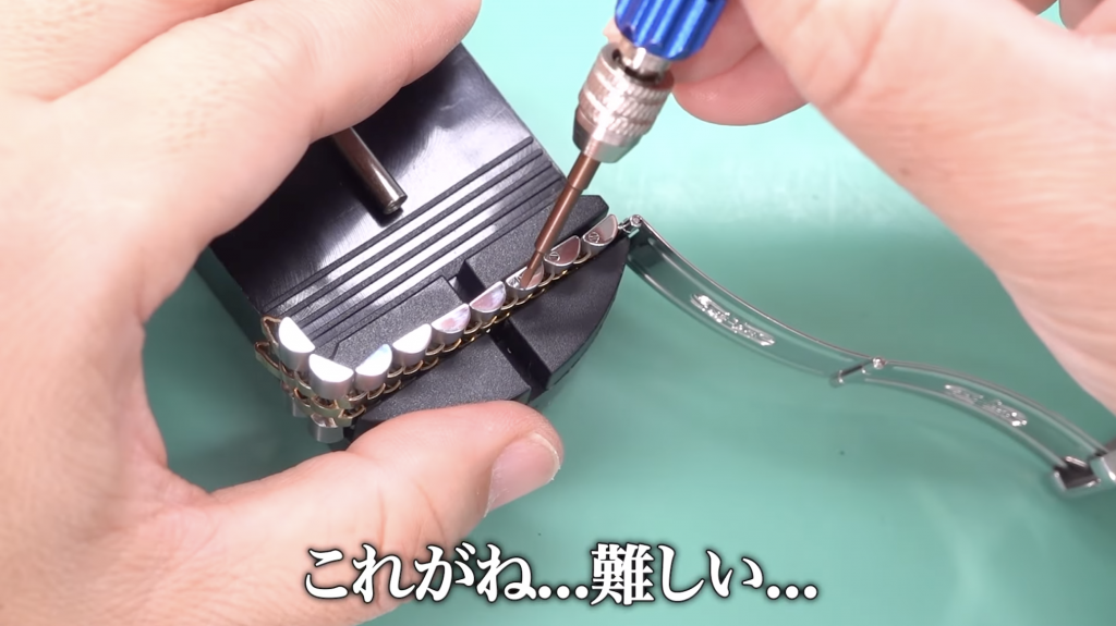 ドライバーを押し当てている図